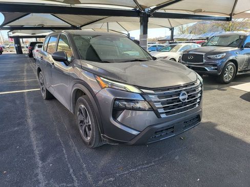 Used 2024 Nissan Rogue SV image 3
