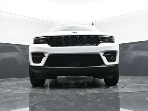 Used 2025 Jeep Grand Cherokee Altitude AWD/4WD image 48