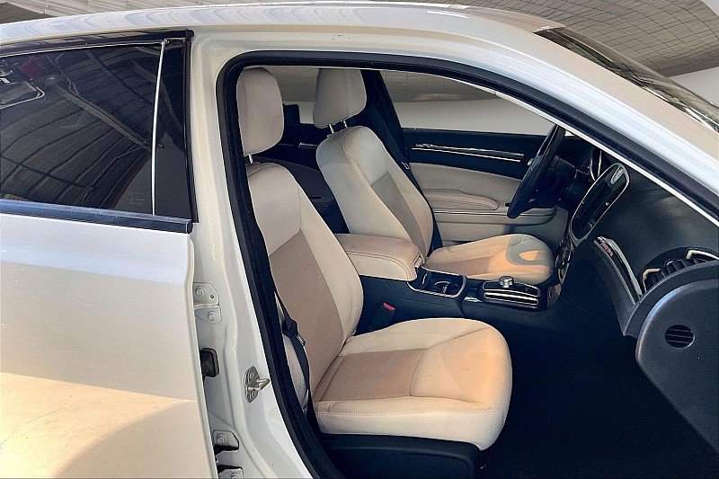 Used 2023 Chrysler 300 Touring w/ Sport Appearance Package RWD image 6