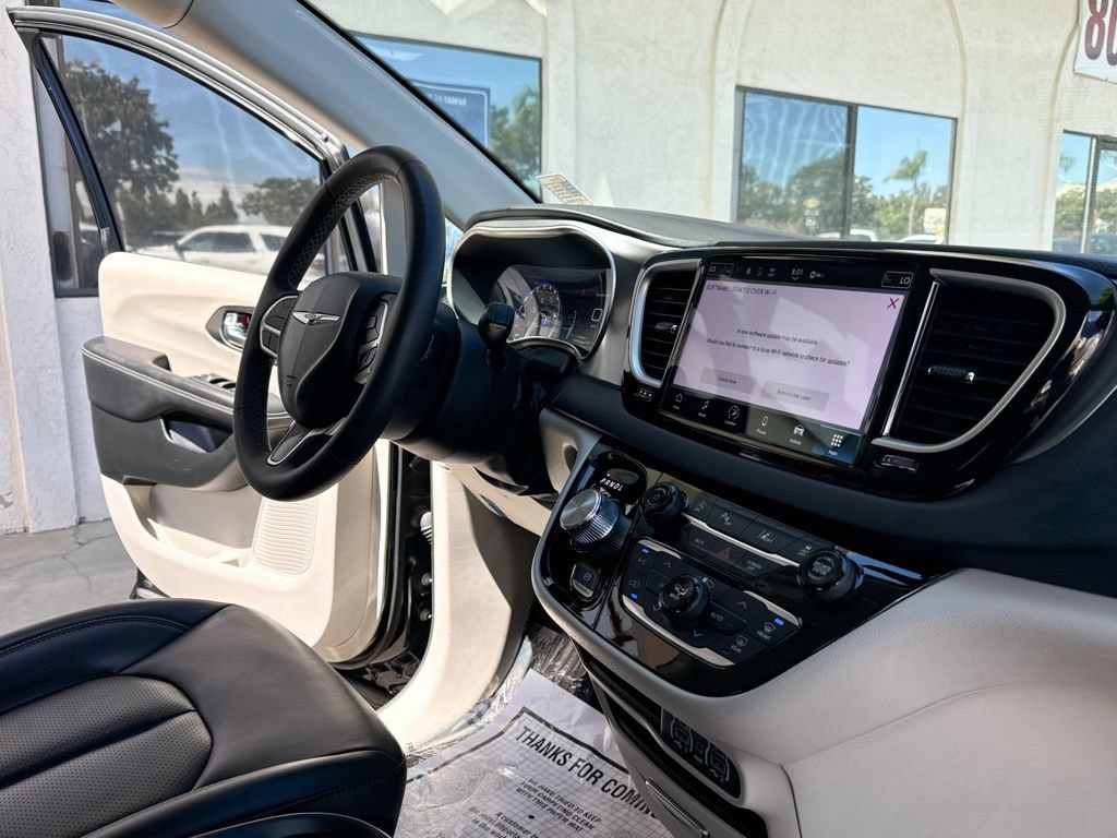 Used 2023 Chrysler Pacifica Touring-L FWD image 23