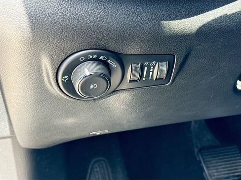 Used 2023 Jeep Compass Latitude w/ Sun and Sound Group AWD/4WD image 10