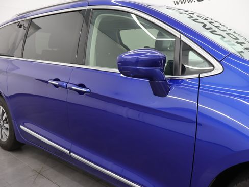 Used 2020 Chrysler Pacifica Touring-L Plus FWD image 28