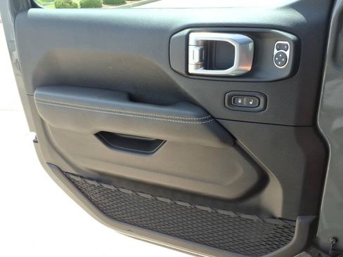 Used 2022 Jeep Wrangler Unlimited Sahara AWD/4WD image 15