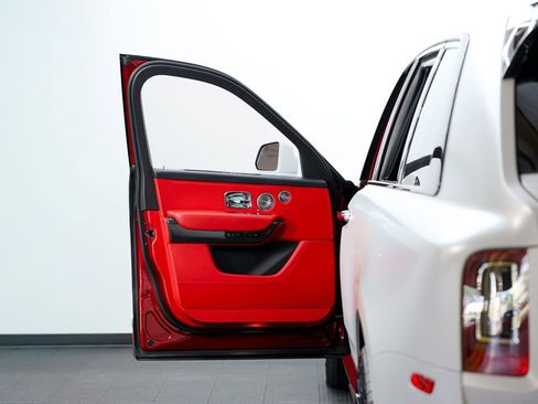 Used 2022 Rolls-Royce Cullinan Black Badge w/ Dark Exterior Package image 13