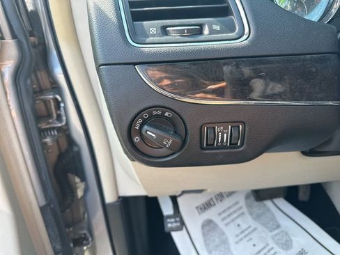 Used 2016 Chrysler Town & Country Touring-L image 11