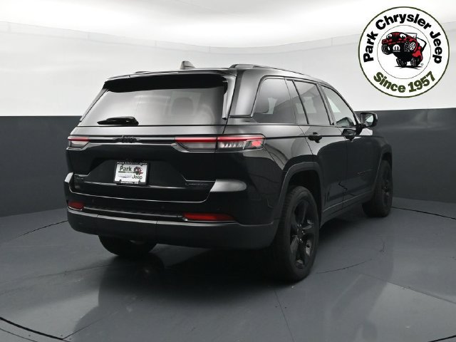 Used 2023 Jeep Grand Cherokee Limited w/ Black Appearance Package AWD/4WD image 5