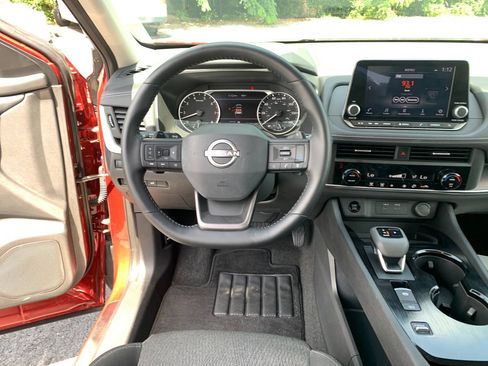 Used 2025 Nissan Rogue SV FWD image 22