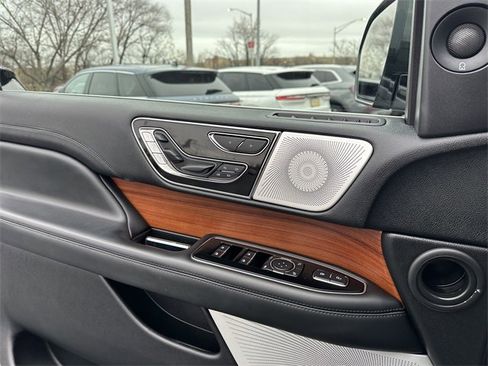 Used 2019 Lincoln Navigator L Reserve image 32