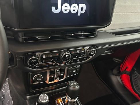 Used 2025 Jeep Wrangler Unlimited Sahara w/ Safety Group AWD/4WD image 16