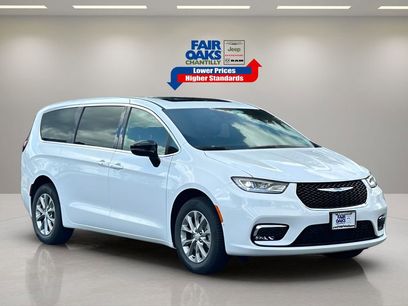 New 2026 Chrysler Pacifica Select
