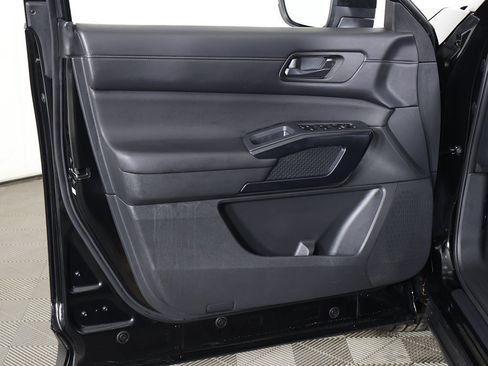 Used 2024 Nissan Pathfinder S image 20