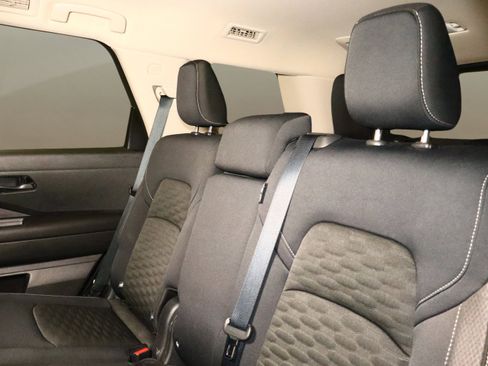 Used 2024 Nissan Pathfinder S image 16