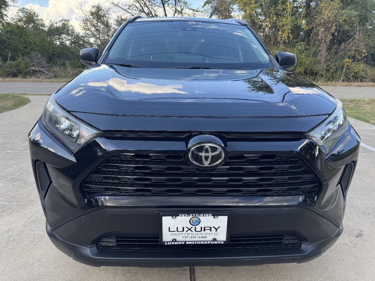 Used 2019 Toyota RAV4 LE FWD image 4