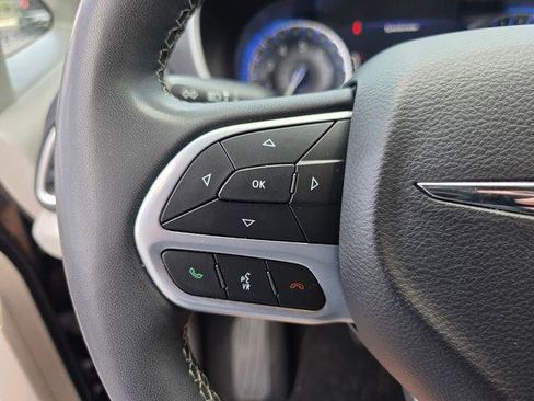 Used 2023 Chrysler Pacifica Touring-L FWD image 28