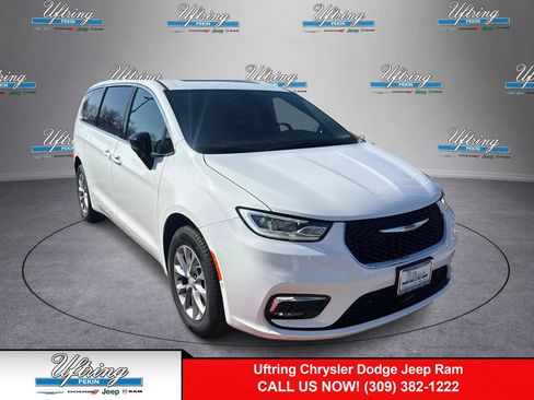 New 2026 Chrysler Pacifica Limited w/ Uconnect Theater Family Group image 1