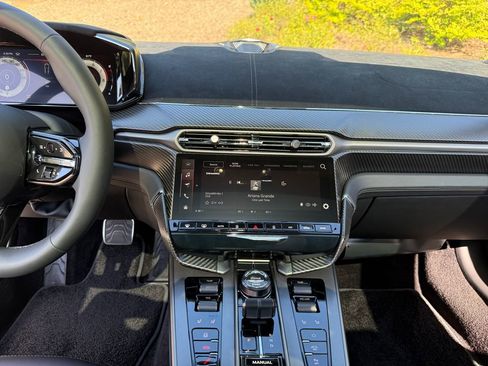 Used 2025 Aston Martin Vanquish image 10