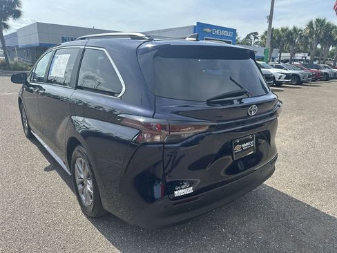 Used 2025 Toyota Sienna XLE FWD image 14