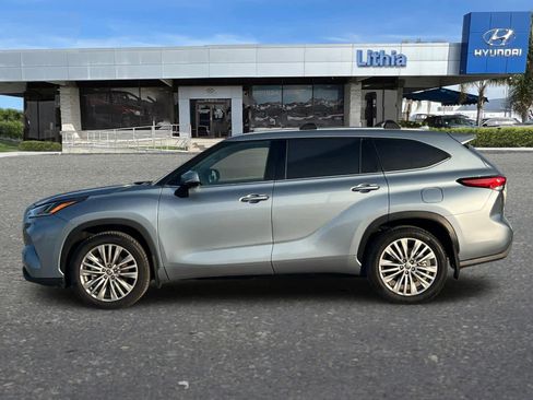 Used 2022 Toyota Highlander Platinum image 5