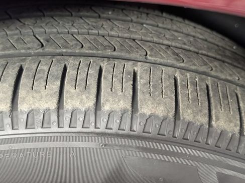 Used 2018 Chrysler Pacifica Limited w/ Tire & Wheel Group FWD image 9