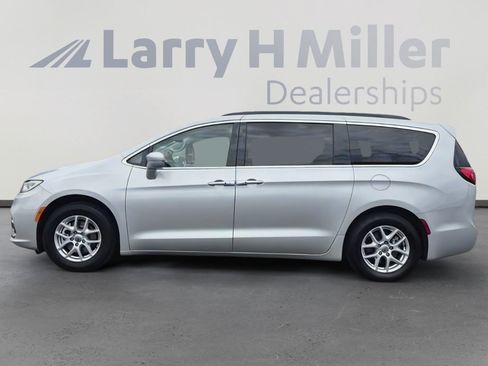 Used 2022 Chrysler Pacifica Touring-L FWD image 3