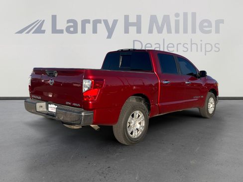 Used 2018 Nissan Titan SV image 5