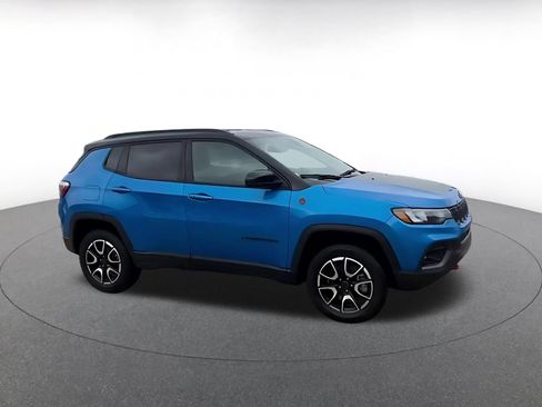 Used 2025 Jeep Compass Trailhawk AWD/4WD image 2
