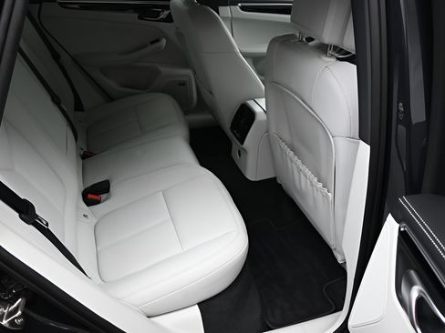 Certified 2024 Porsche Macan AWD/4WD image 10