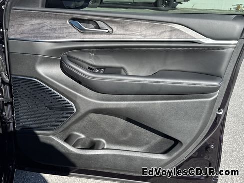 Used 2023 Jeep Grand Cherokee L Overland w/ Rear Seat Video Group I image 18