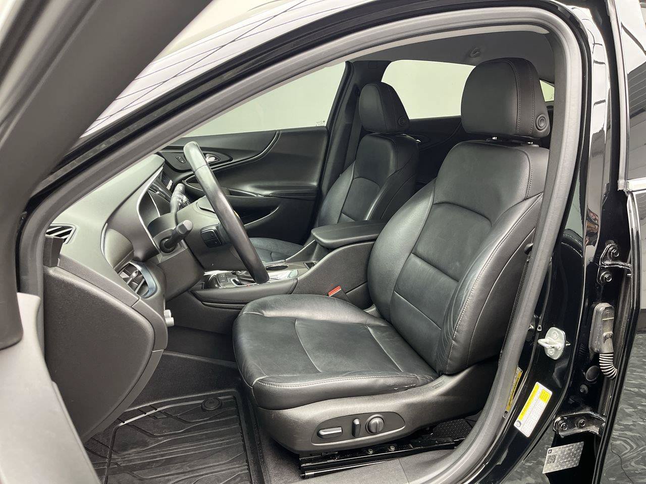 Certified 2018 Chevrolet Malibu LT w/ Leather Package FWD image 9