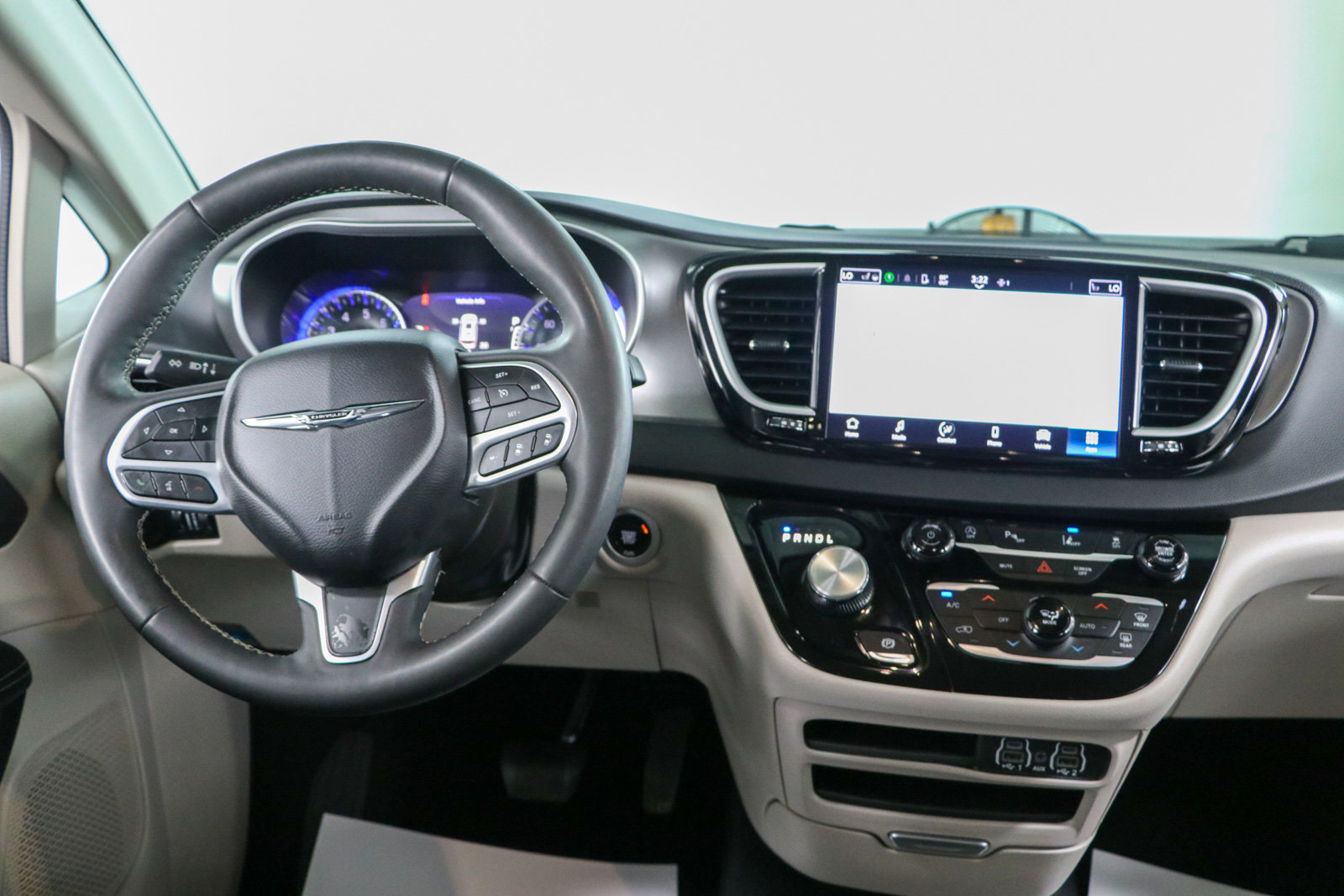 Used 2024 Chrysler Pacifica Touring-L FWD image 17