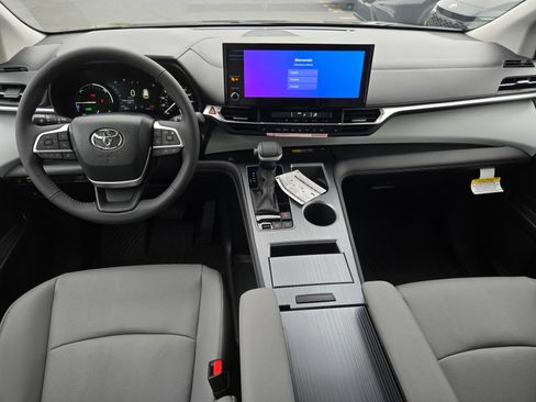 Certified 2026 Toyota Sienna XLE FWD image 14