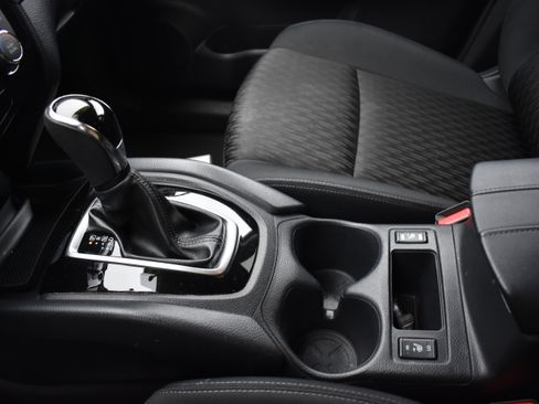 Used 2018 Nissan Rogue SV image 21