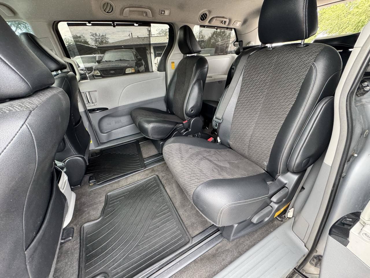Used 2014 Toyota Sienna SE FWD image 15