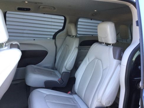 Used 2020 Chrysler Pacifica Touring-L Plus FWD image 7