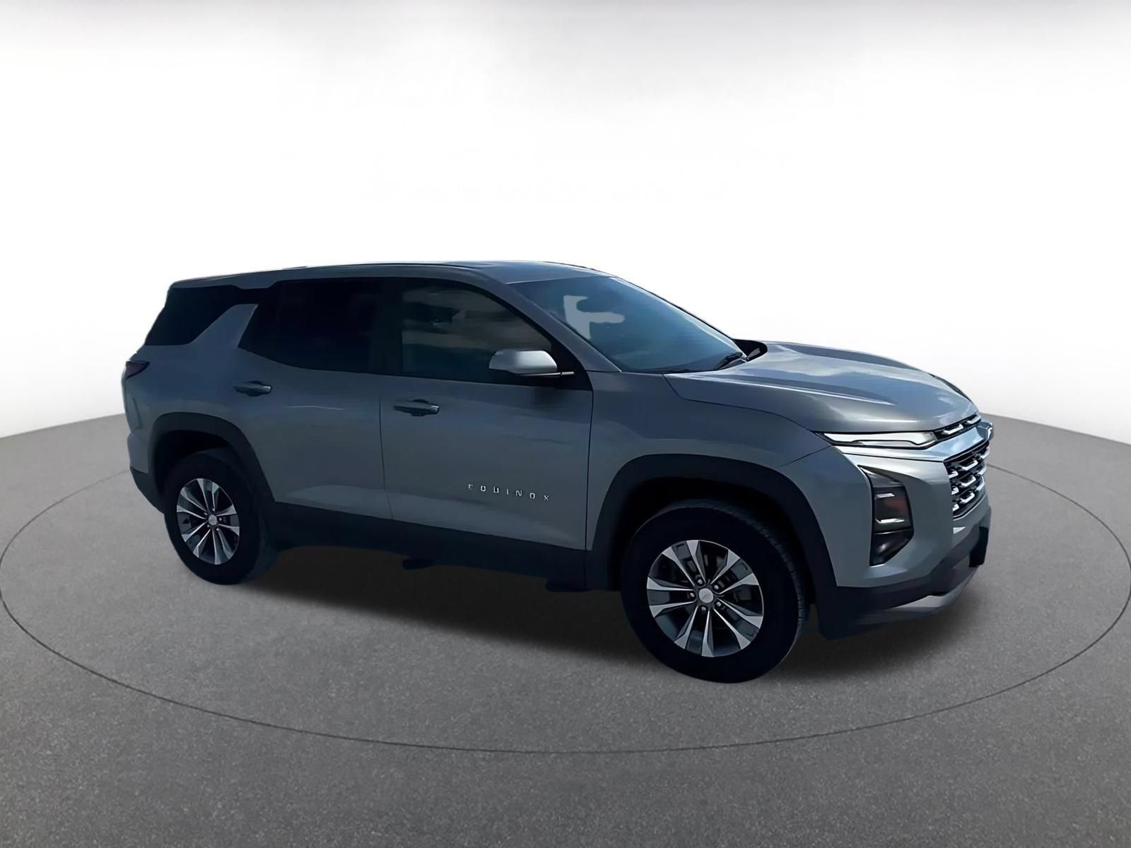 Used 2025 Chevrolet Equinox LT FWD image 2