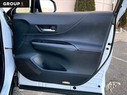 Used 2024 Toyota Venza LE image 21