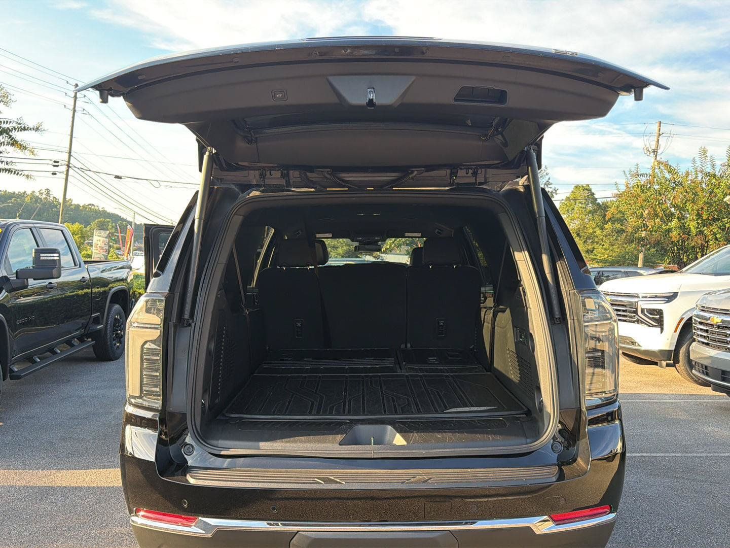 Used 2025 Chevrolet Suburban LT w/ Comfort Package RWD image 19