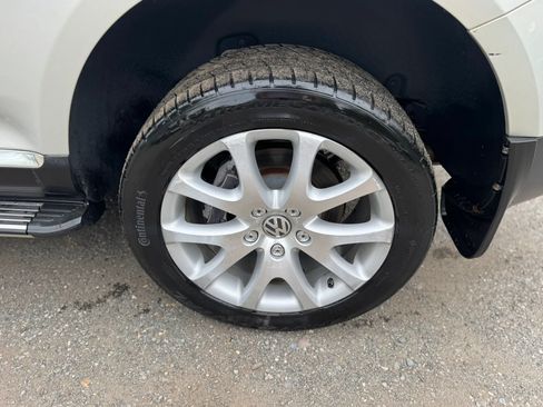 Used 2010 Volkswagen Touareg VR6 AWD/4WD image 9
