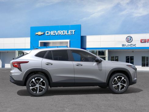 New 2026 Chevrolet Trax RS w/ Sunroof Package FWD image 5