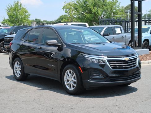 Used 2023 Chevrolet Equinox LS w/ LS Convenience Package FWD image 2