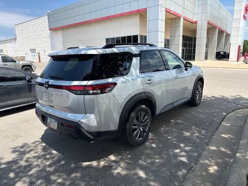 Used 2025 Nissan Pathfinder SV FWD image 4