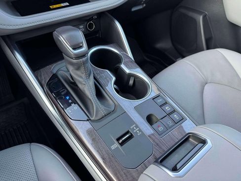 Used 2024 Toyota Highlander Limited image 30