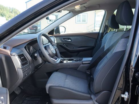 Used 2023 Nissan Rogue SV image 11