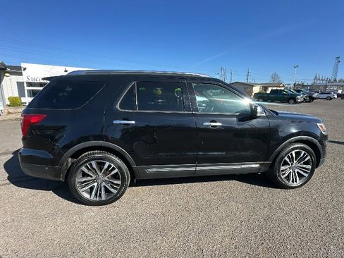Used 2017 Ford Explorer Platinum image 3