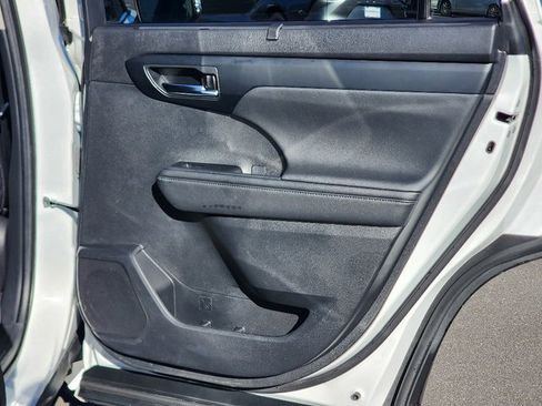 Used 2023 Toyota Highlander XLE image 16