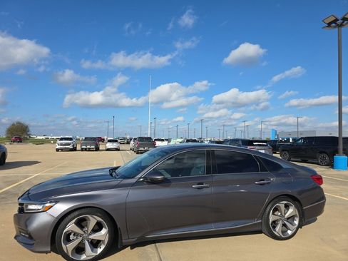 Used 2018 Honda Accord Touring image 3