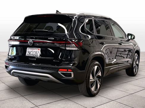 Used 2025 Volkswagen Taos SE w/ Panoramic Sunroof Package AWD/4WD image 9