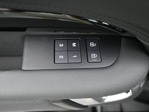 Used 2025 Land Rover Discovery S AWD/4WD image 25