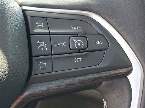 Used 2024 Jeep Grand Cherokee L Limited AWD/4WD image 24