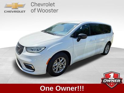 Used 2025 Chrysler Pacifica Select